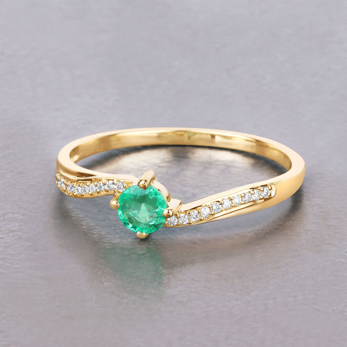 Anillo de oro amarillo de 14 quilates con esmeralda zambiana auténtica de 0,33 quilates y diamantes blancos