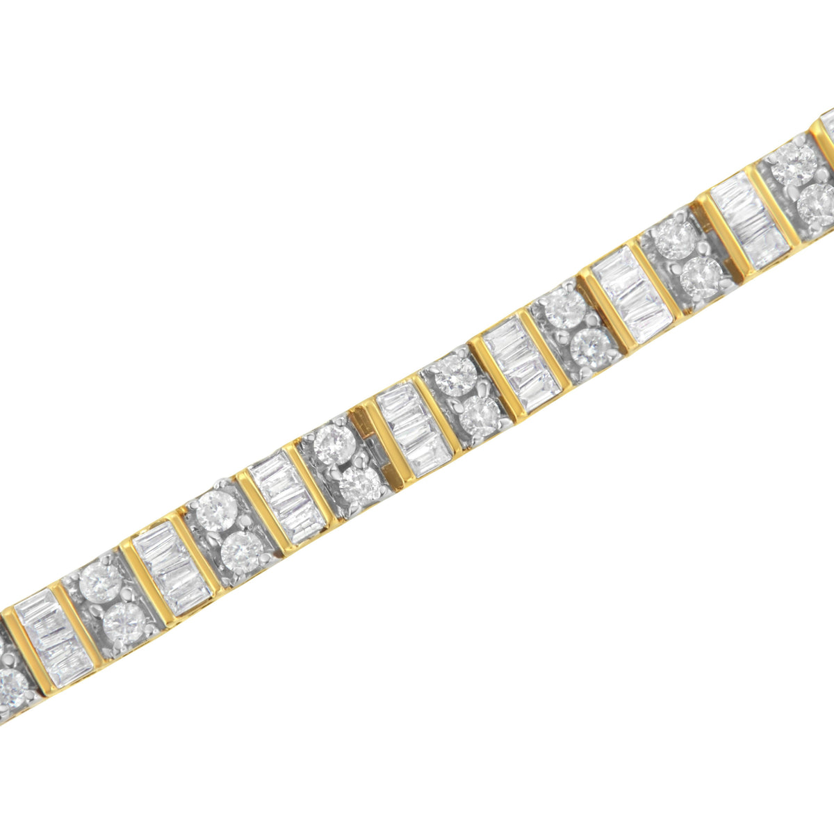 Pulsera de tenis de oro amarillo de 10K con diamantes en talla baguette y redonda alternados de 4.0 Cttw, engastados en bisel y garra de 7" (Color G-H, Claridad SI1-SI2)