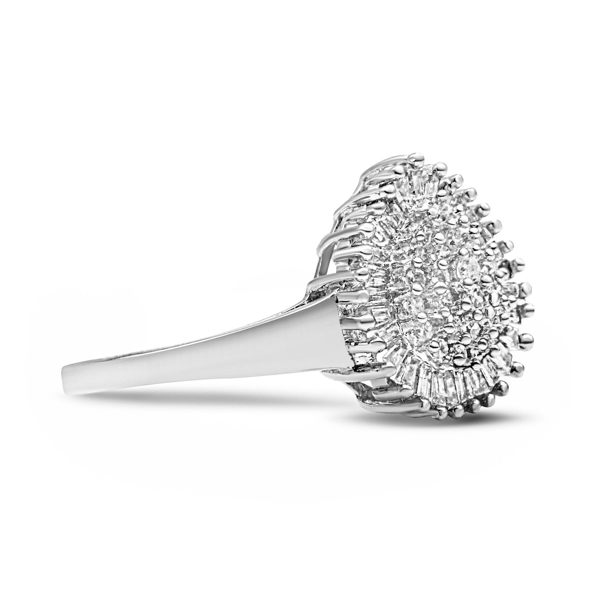 Anillo tipo cóctel en oro blanco de 10K con racimo pavé abovedado en forma de pera de diamante talla redonda y baguette de 1/2 quilate total con halo (color H-I, claridad SI1-SI2) - Talla 5