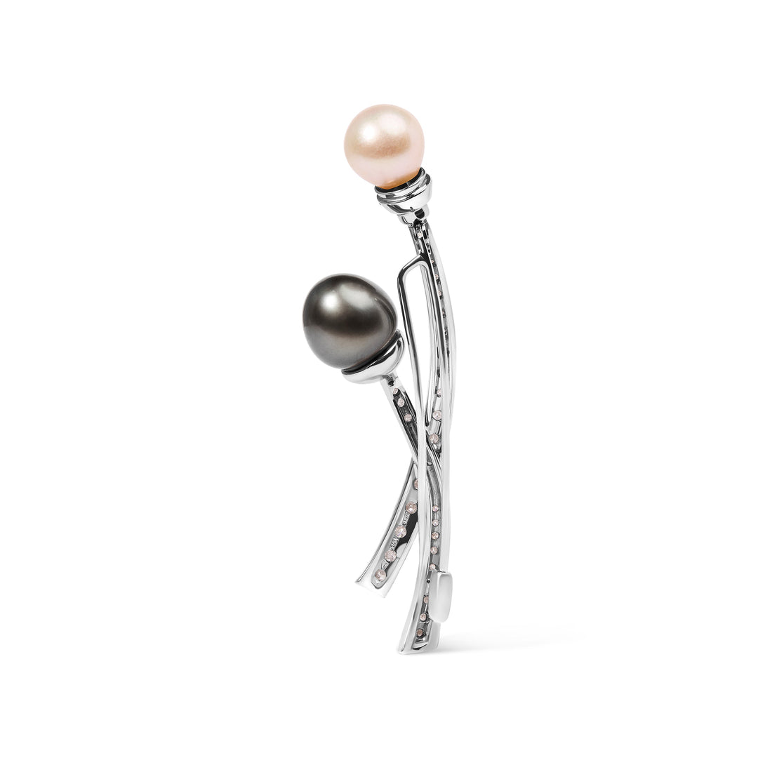 Broche de perlas cultivadas blancas y negras de los Mares del Sur y diamantes de 3/5 quilates en oro blanco de 18K (color H-I, claridad VS1-VS2)