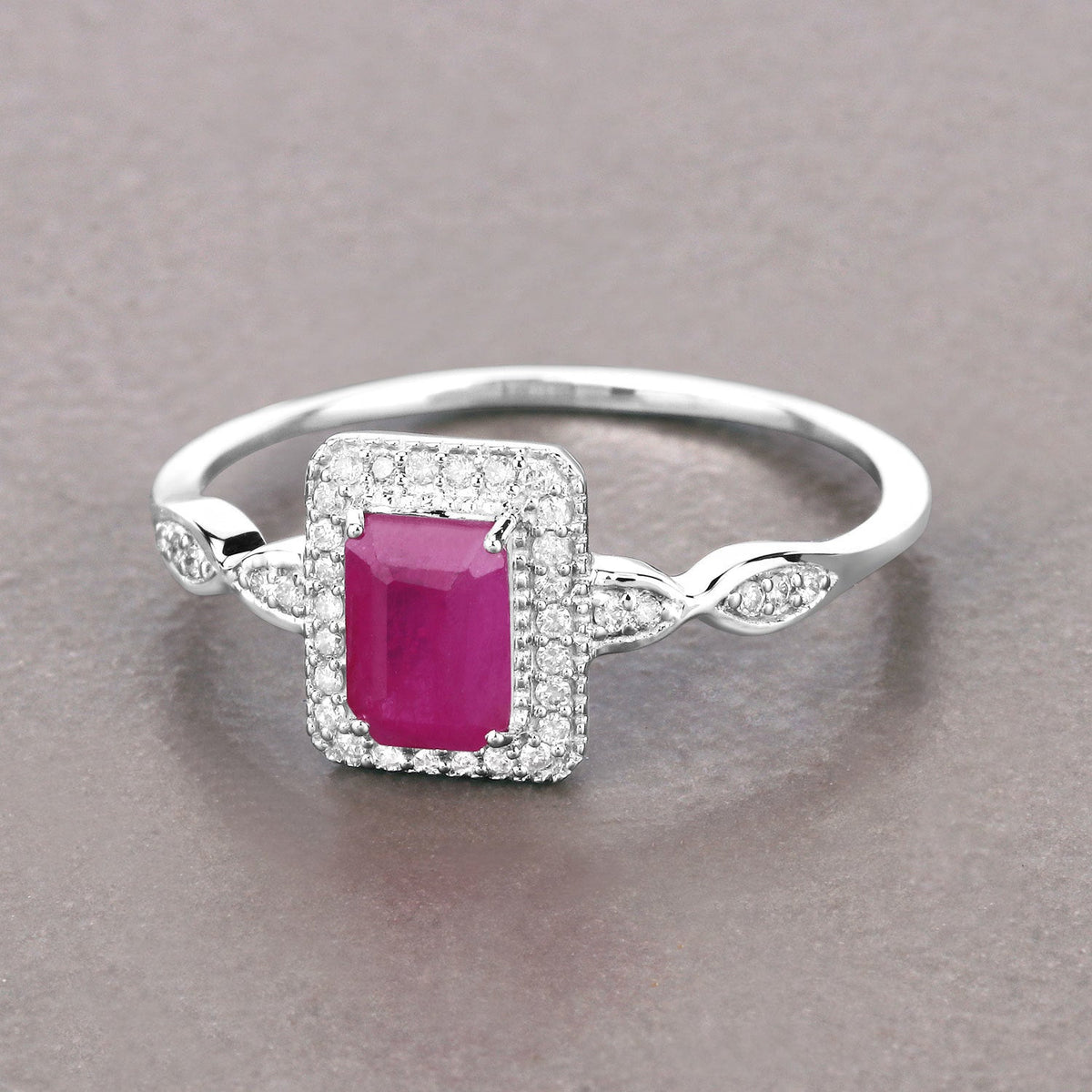 Anillo de oro blanco de 14K con rubí auténtico de 0,75 quilates y diamantes blancos