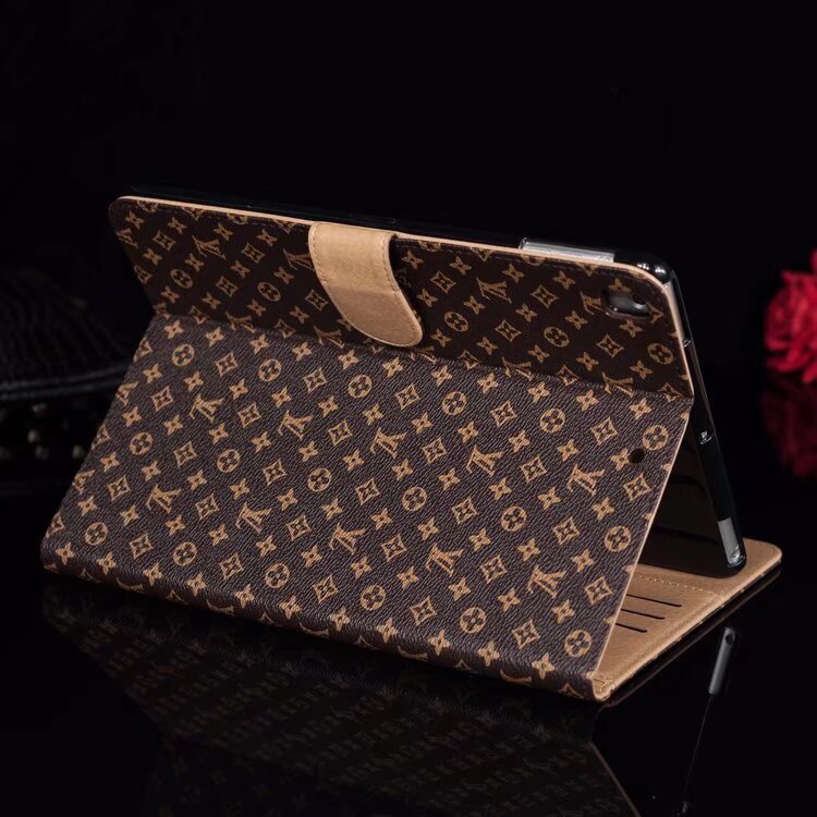 Elegante funda protectora de piel con solapa y monograma para iPad de Apple