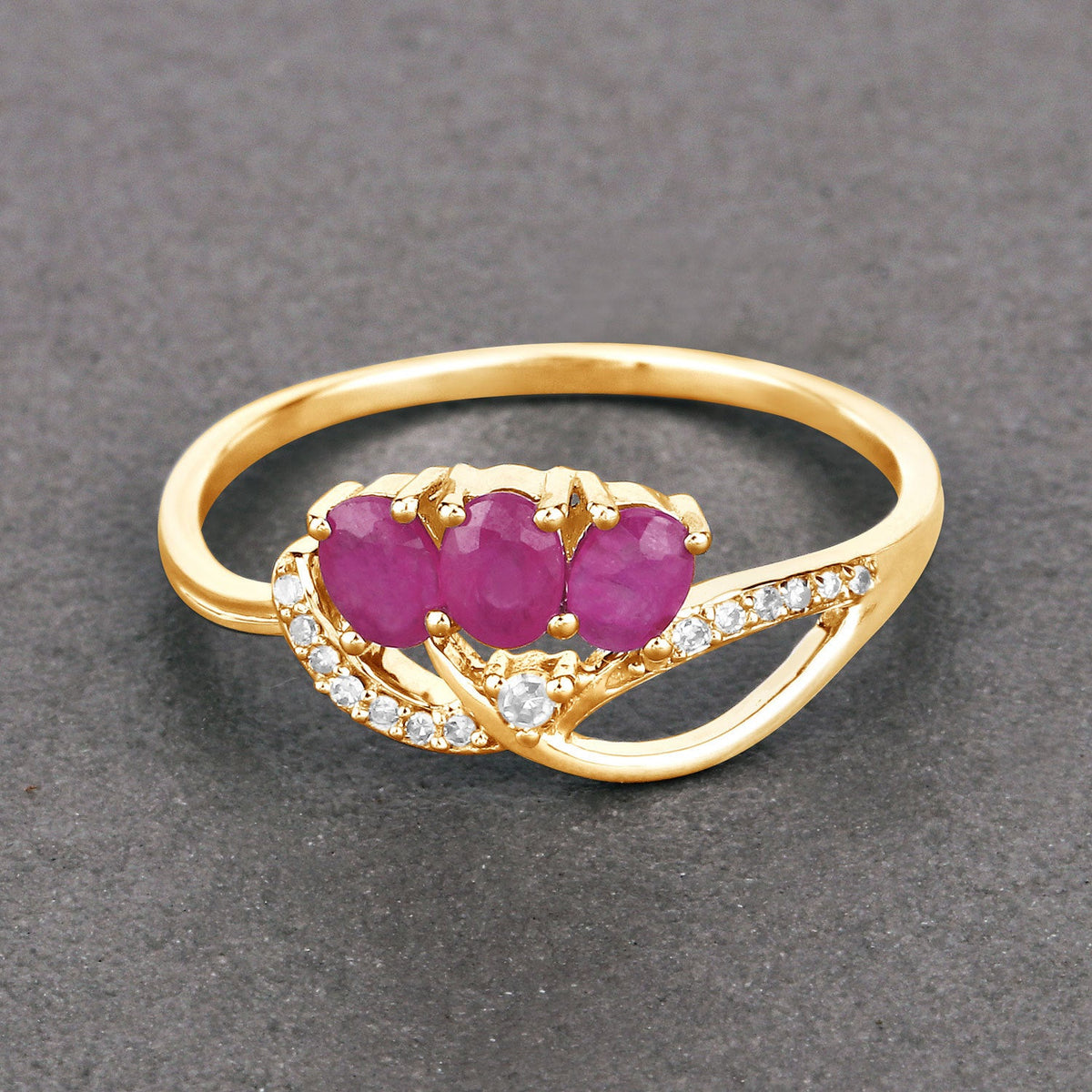 Anillo de oro amarillo de 14K con rubí genuino de 0.71 quilates y diamantes blancos