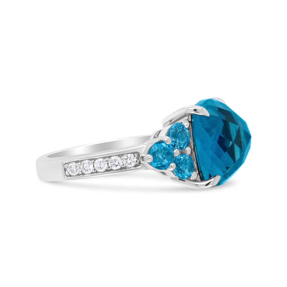 Anillo de oro blanco de 18K con topacio azul talla cojín de 10 mm y diamantes de 1/6 Cttw estilo tres piedras (color F-G, claridad VS1-VS2) - Talla 6.5