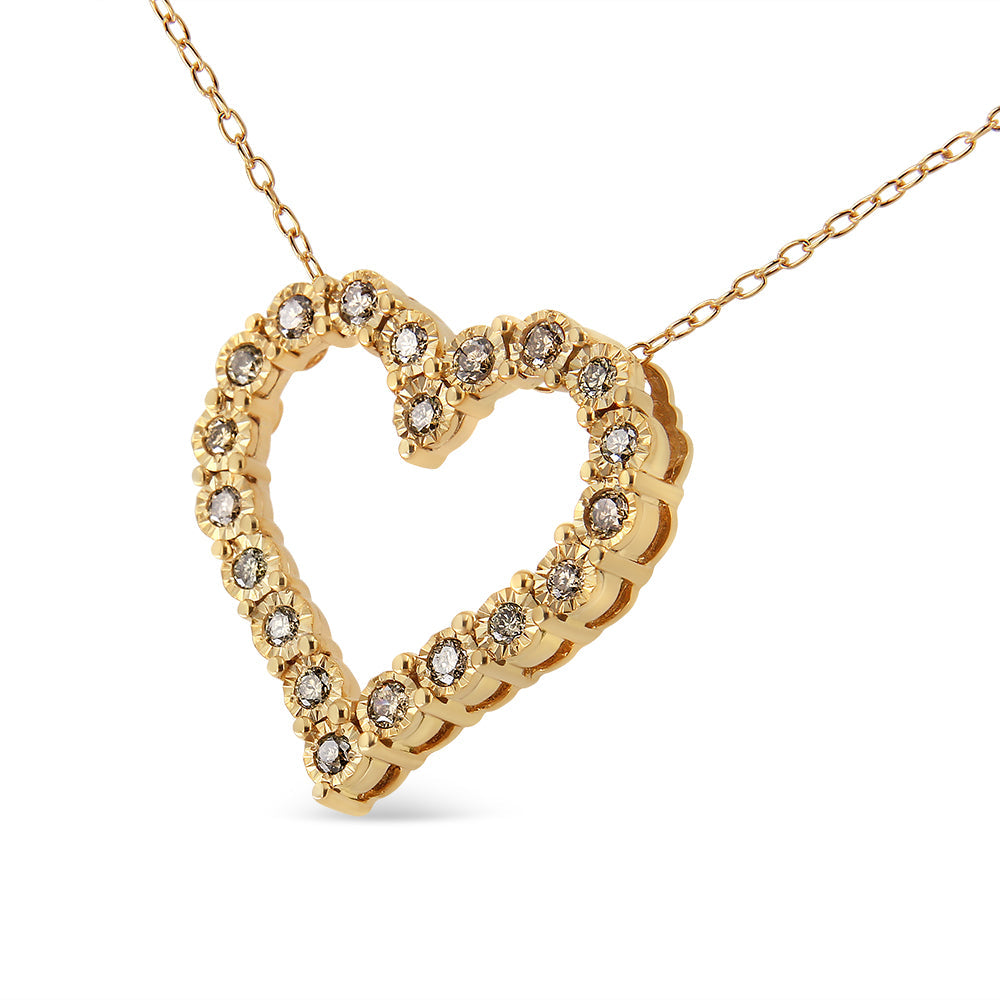 Collar con colgante de corazón de placa milagro de diamante color champán de 1/2 quilate, de plata de ley .925 con baño de oro amarillo de 10 quilates (Color K-L, Claridad I1-I2) - 18"
