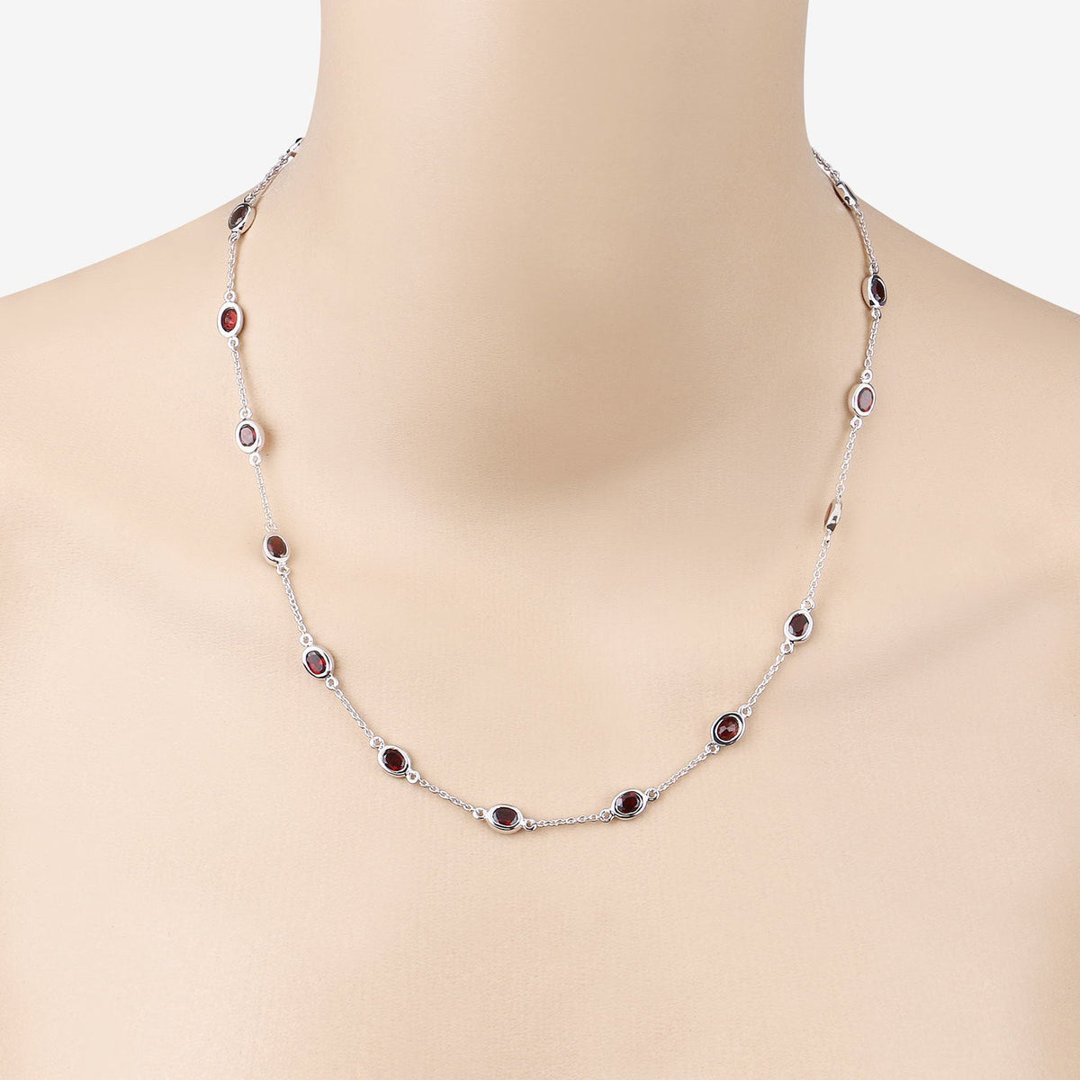 Collar de plata de ley .925 con granate genuino de 8.10 quilates