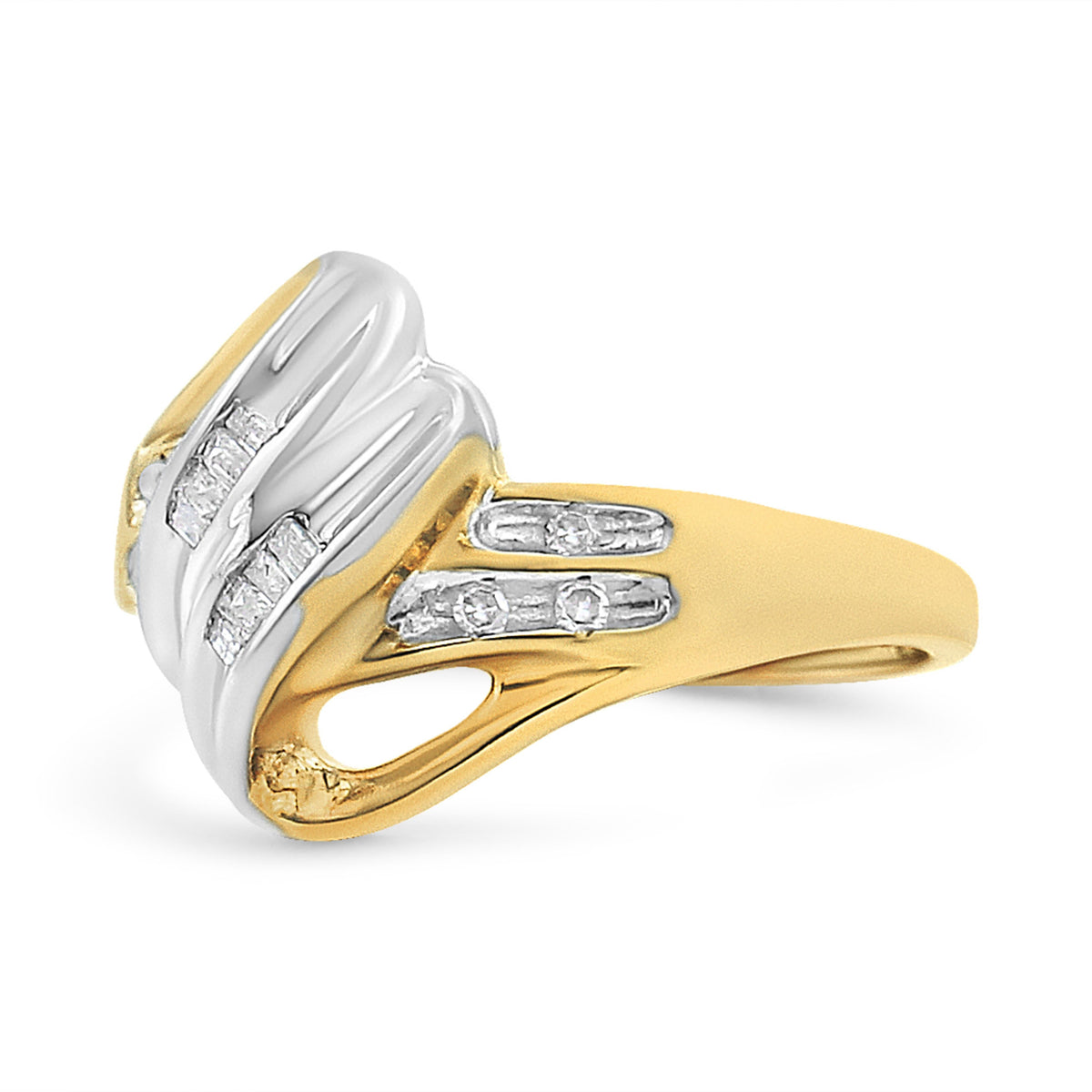 Anillo tipo bypass de oro amarillo y blanco de 10K con diamantes de talla baguette y redonda de 1/10 Cttw (Color I2, Claridad H-I) - Talla 7
