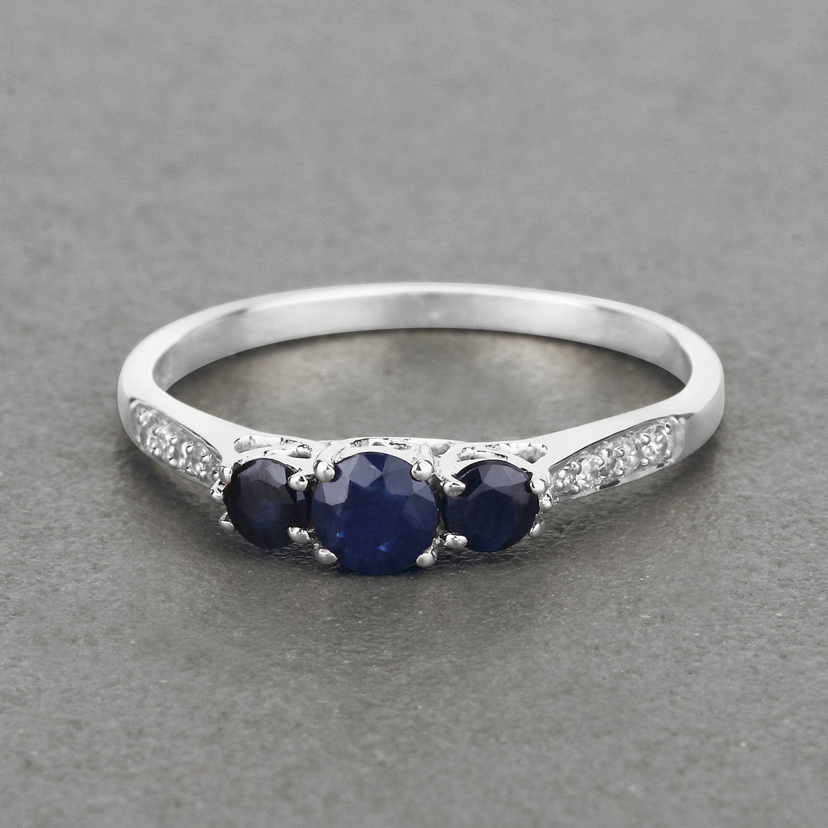 Anillo de oro blanco de 14K con zafiro azul genuino de 0,56 quilates y diamantes blancos