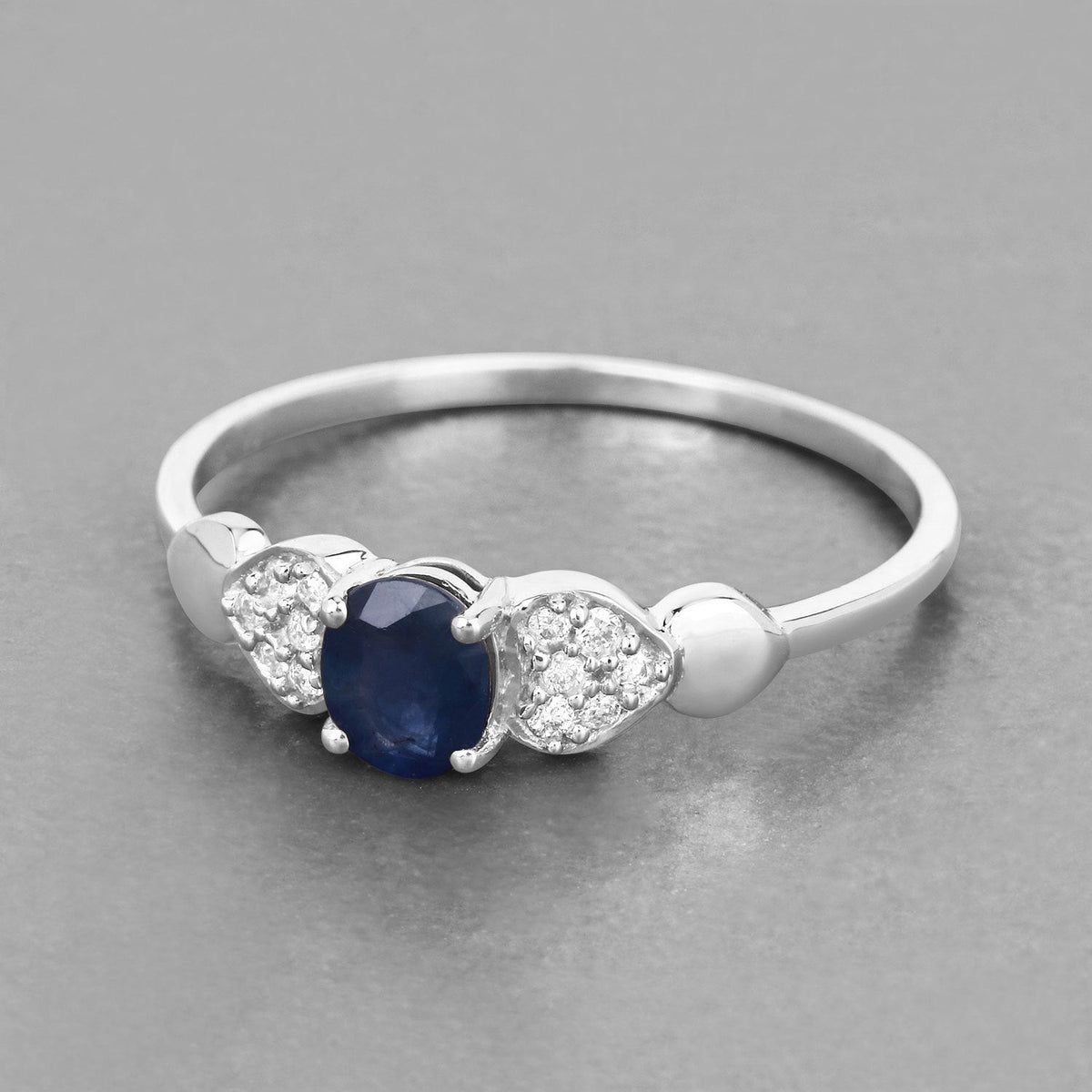 Anillo de oro blanco de 14K con zafiro azul auténtico de 0,44 quilates y diamantes blancos