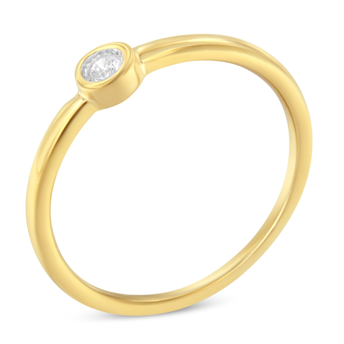 Anillo de diamantes chapado en oro amarillo de 14 quilates de plata de ley .925 con engaste milagroso (1/20 quilates en total, color J-K, claridad I1-I2) - Talla 6