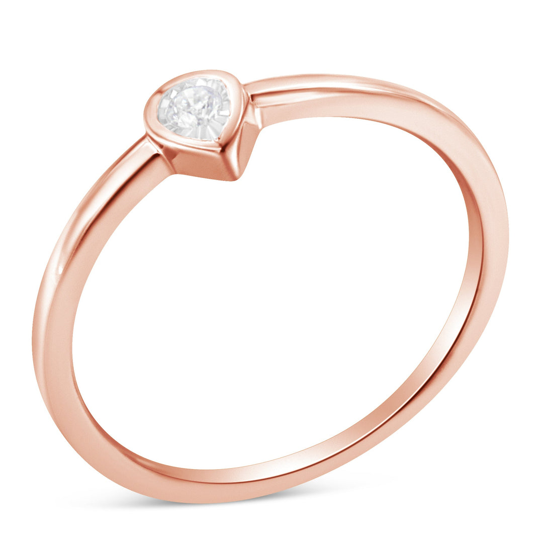 Anillo de moda pequeño con forma de pera de lágrima con engaste "milagro" de diamante de 1/20 quilates de plata esterlina .925 chapada en oro rosa de 14 quilates (color J-K, claridad I1-I2) - Talla 6