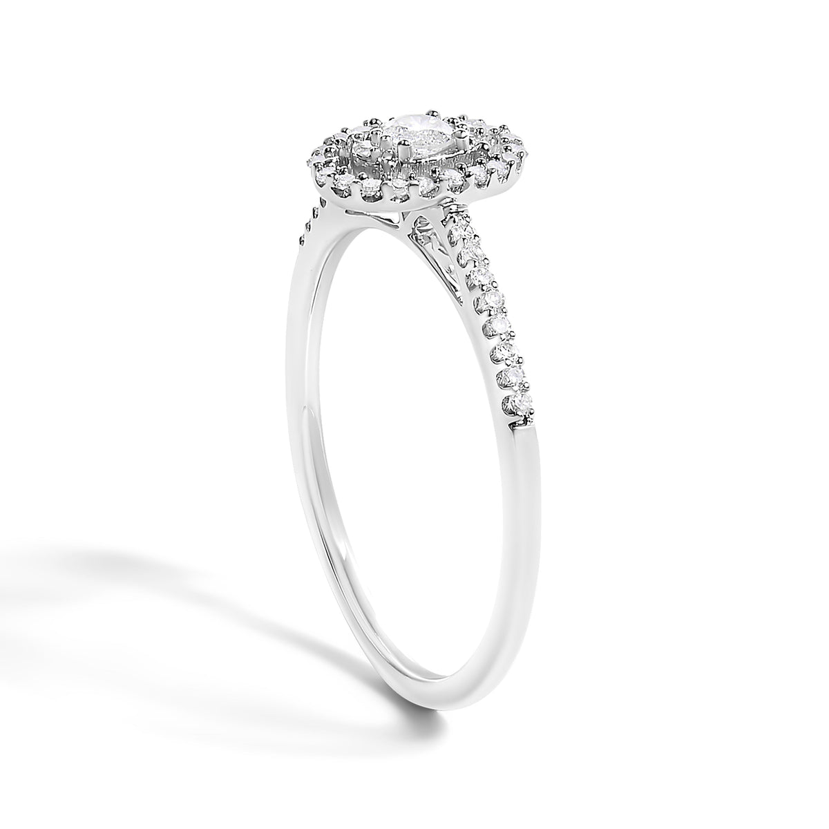 Anillo de compromiso de oro blanco de 14K con forma ovalada de diamante de 1/5 Cttw con halo (color H-I, claridad I1-I2) - Talla 7