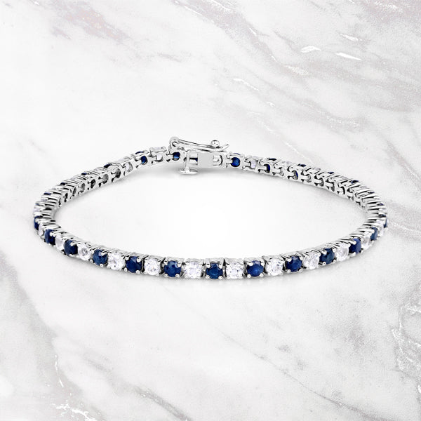 Brazalete de zafiro azul y topacio blanco de 6.87 ct. p.t. en plata de ley
