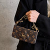Elegante funda cruzada multifunción para iPhone con estampado LV - con correa de cadena, soporte y ranuras para tarjetas