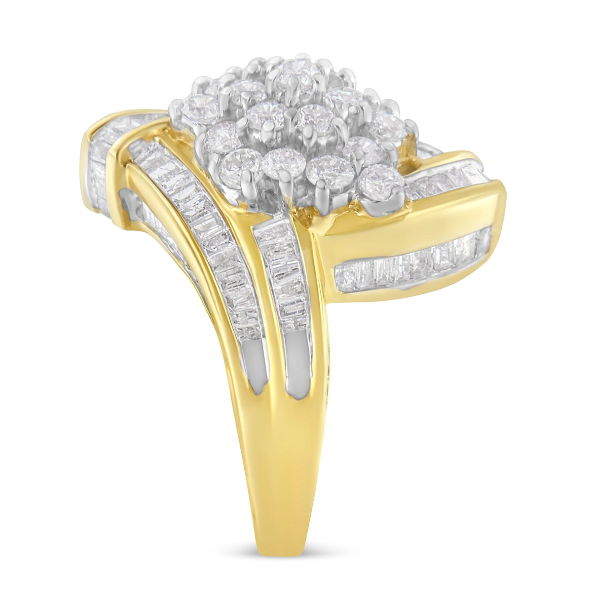 Anillo de oro amarillo de 10 qt con diamantes redondos y baguette en racimo cruzado (3 qt en total, color I-J, claridad I1-I2) - Talla 7-1/2