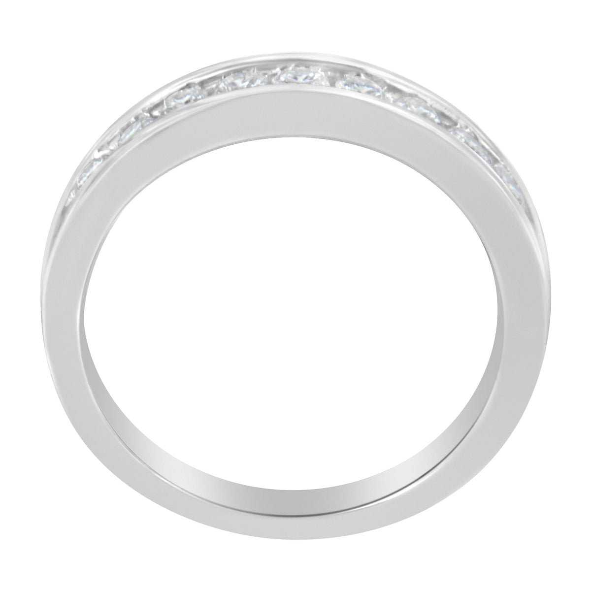 Anillo de banda de oro blanco de 18K con diamante redondo de 1/2 ct. engastado en carril