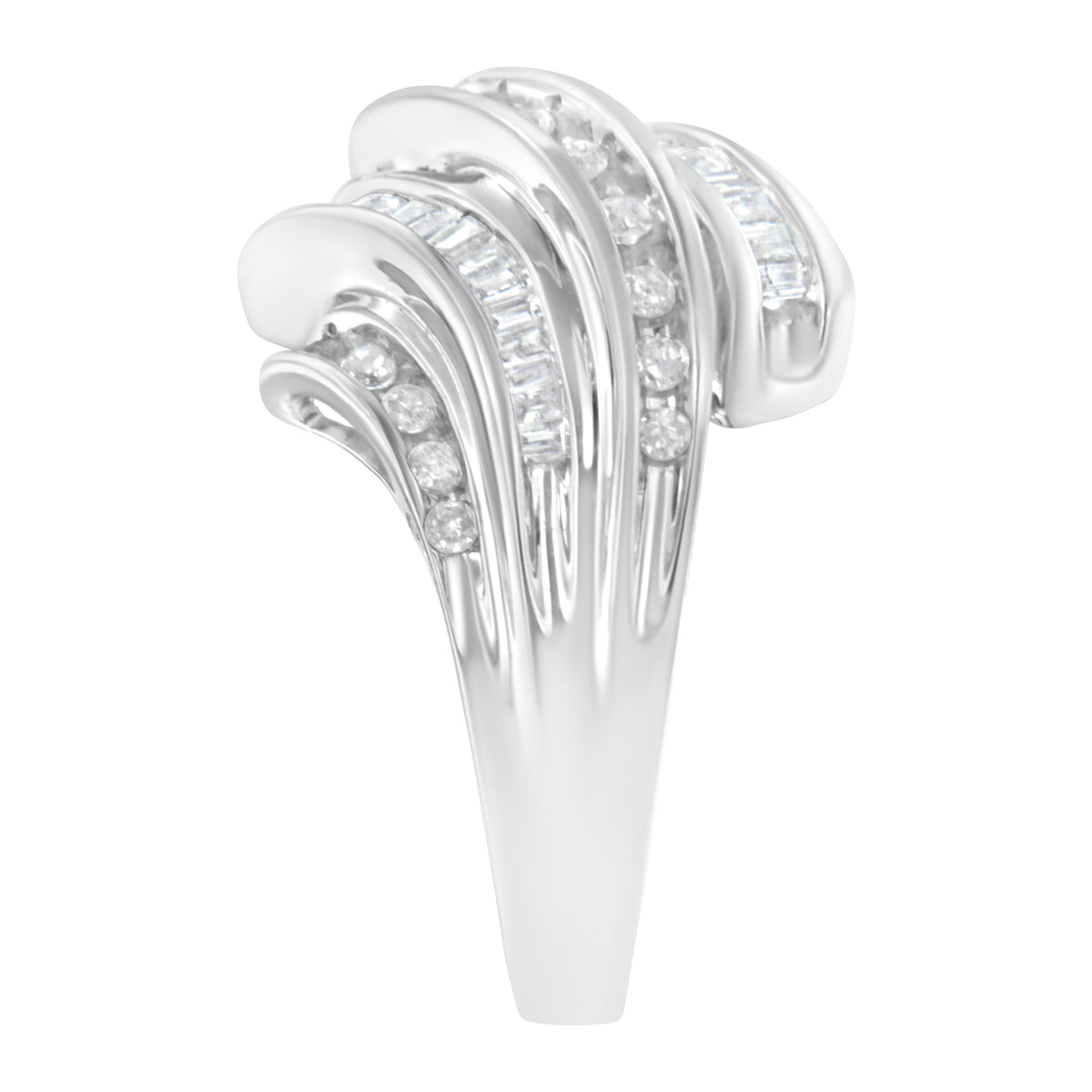 Anillo de oro blanco de 10K con diamantes redondos y talla baguette en engaste de canal (3/4 quilates en total, color H-I, claridad SI2-I1) - Talla 7
