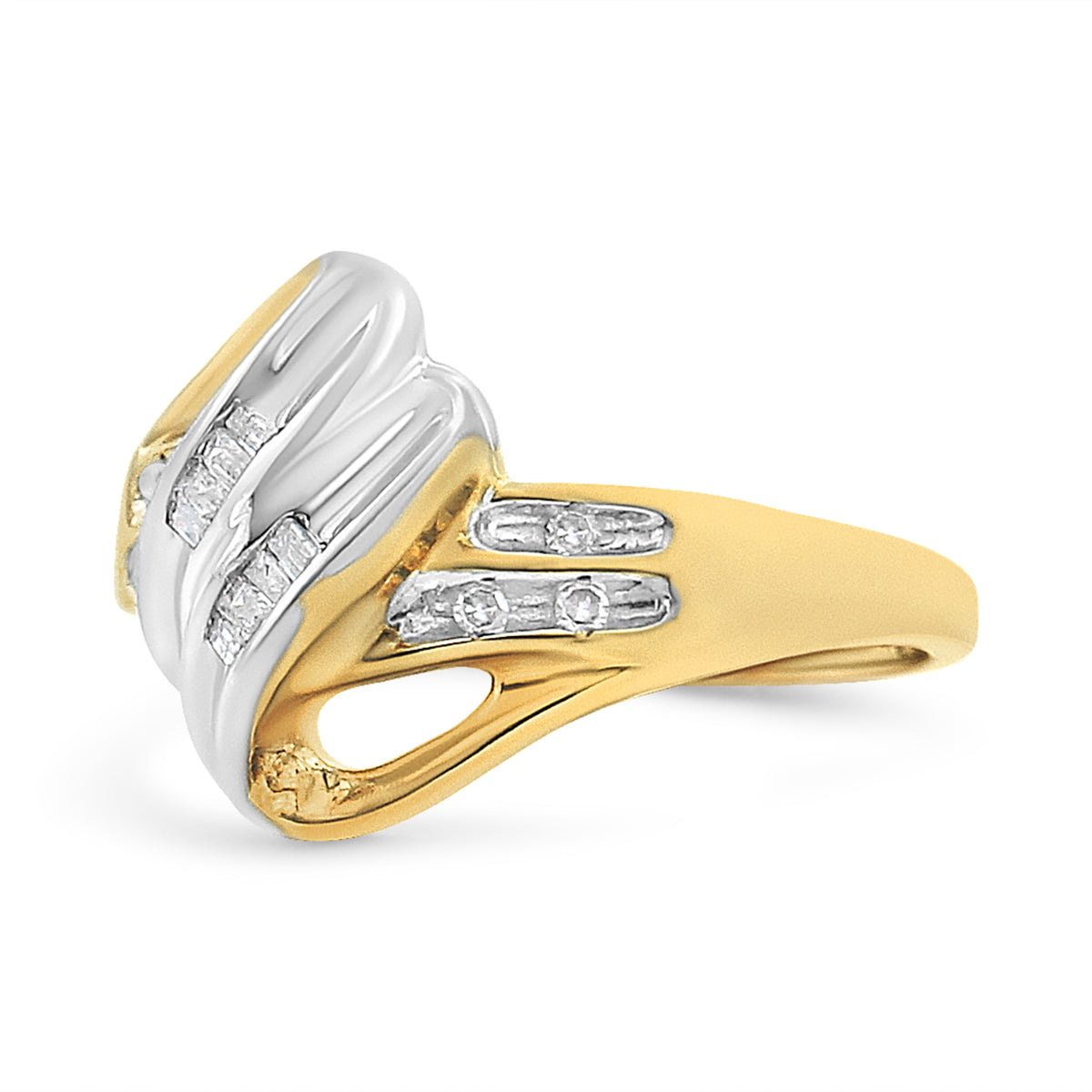 Anillo de derivación con detalles de diamantes redondos y en talla baguette de oro amarillo y blanco de 10 qt y 1,00 ct. (Color H-I, Claridad I2-I3) - Talla de anillo 7