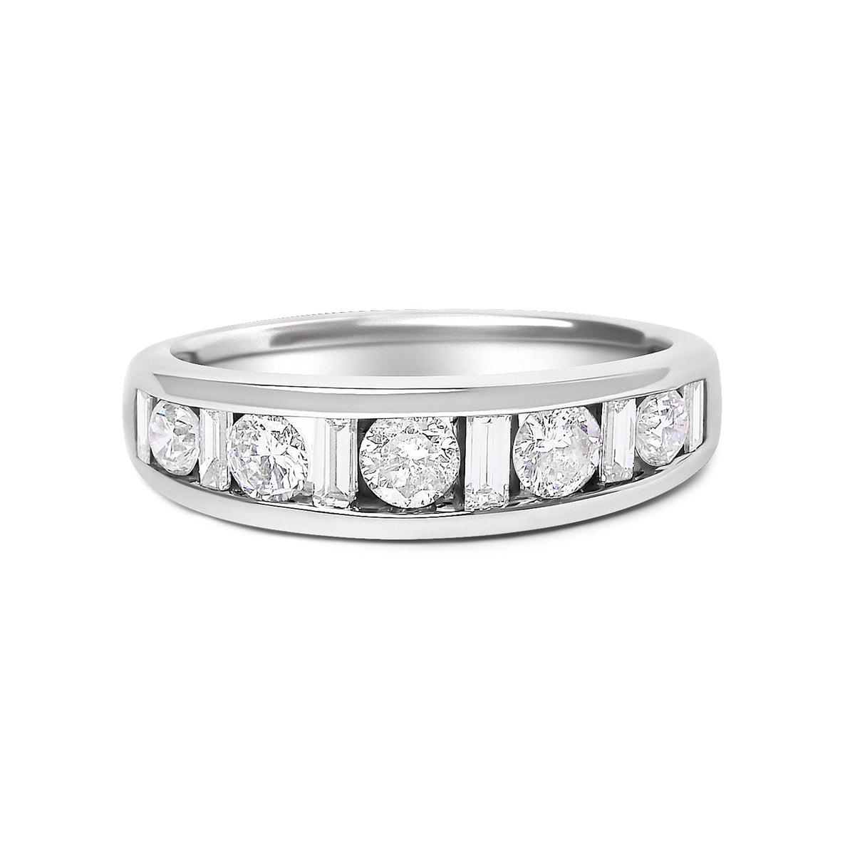 Anillo de banda con canal de diamantes de oro blanco de 14K con diamantes redondos y de baguette alternados de 1,0 Cttw