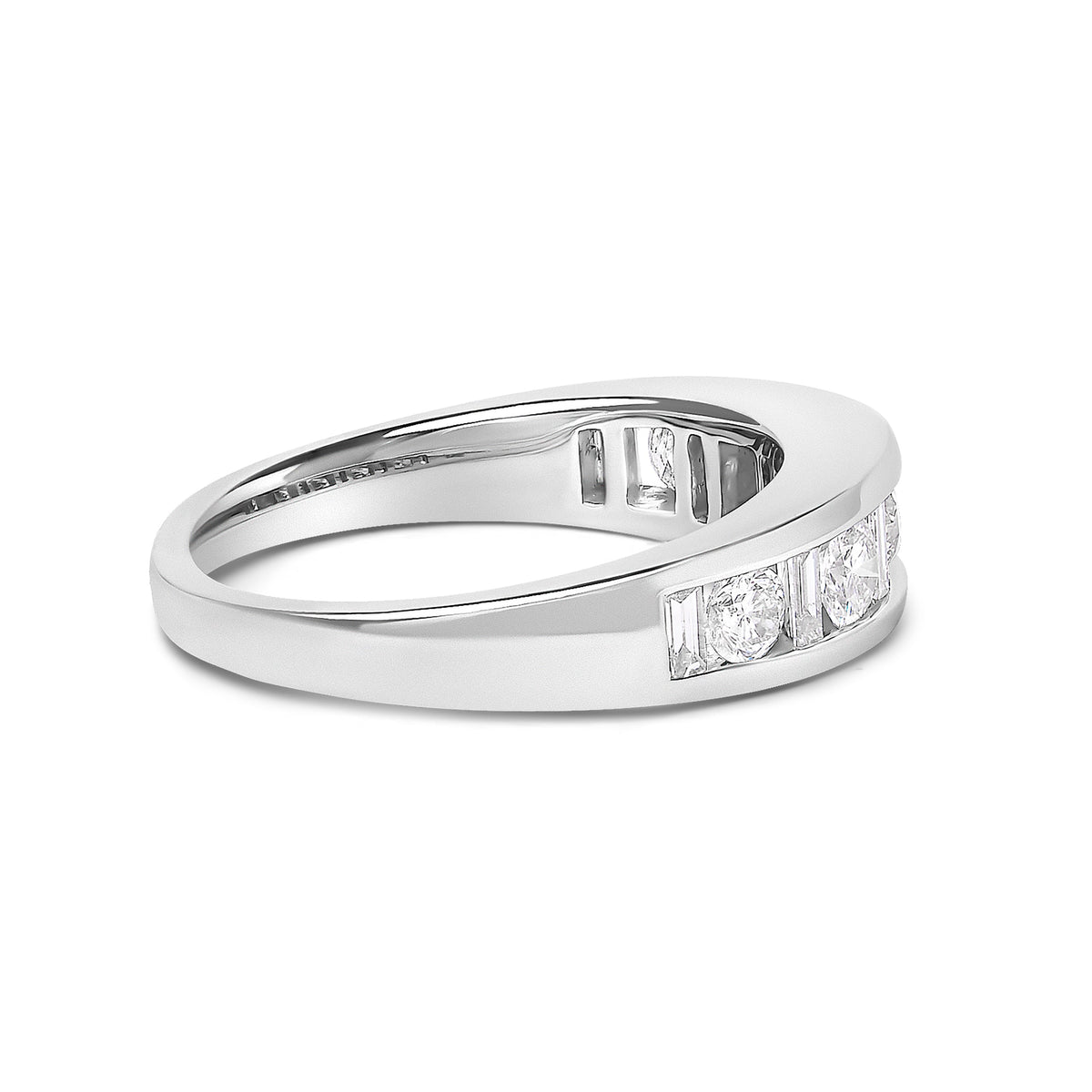 Anillo de banda con canal de diamantes de oro blanco de 14K con diamantes redondos y de baguette alternados de 1,0 Cttw