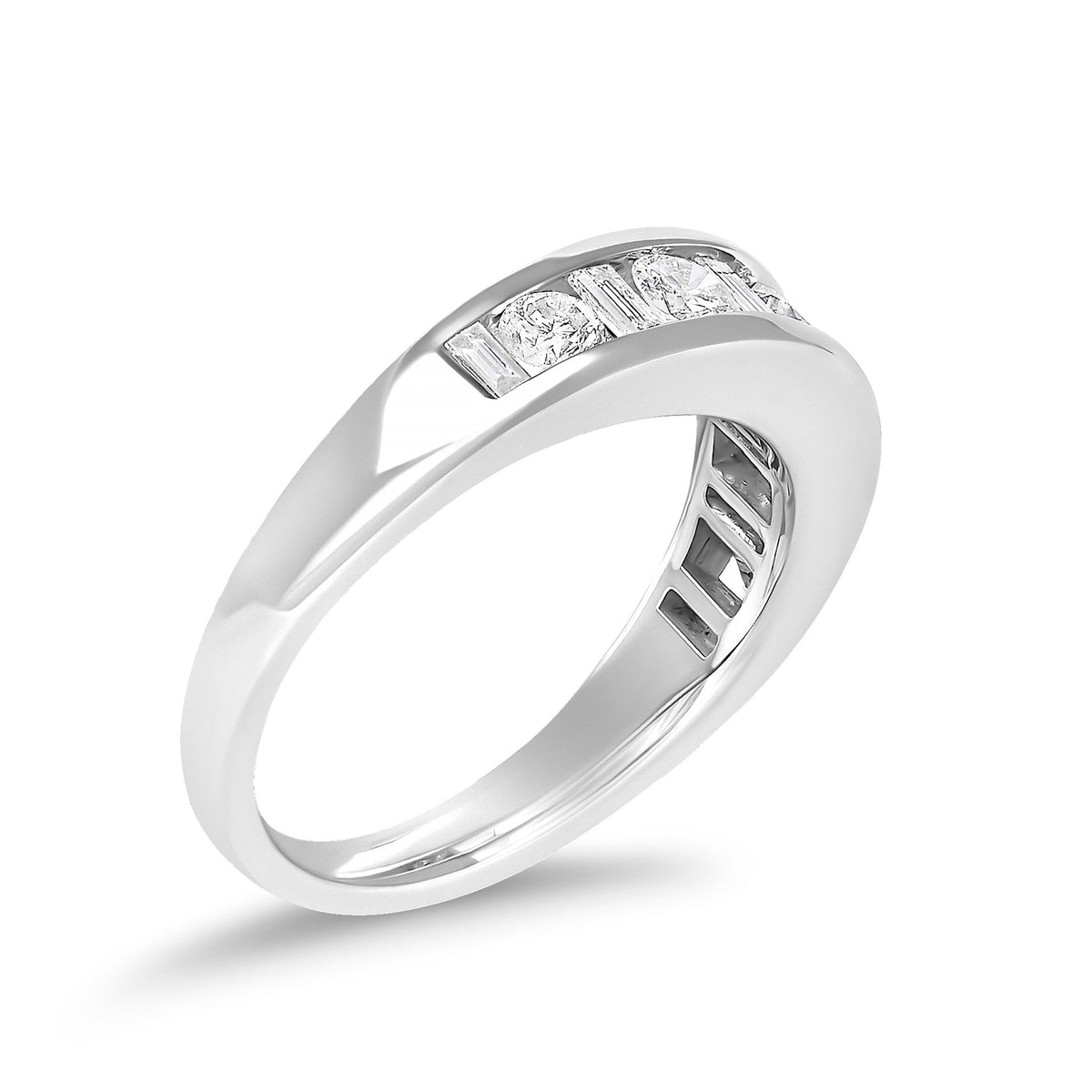 Anillo de banda con canal de diamantes de oro blanco de 14K con diamantes redondos y de baguette alternados de 1,0 Cttw