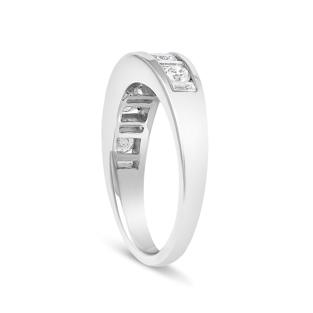 Anillo de banda con canal de diamantes de oro blanco de 14K con diamantes redondos y de baguette alternados de 1,0 Cttw