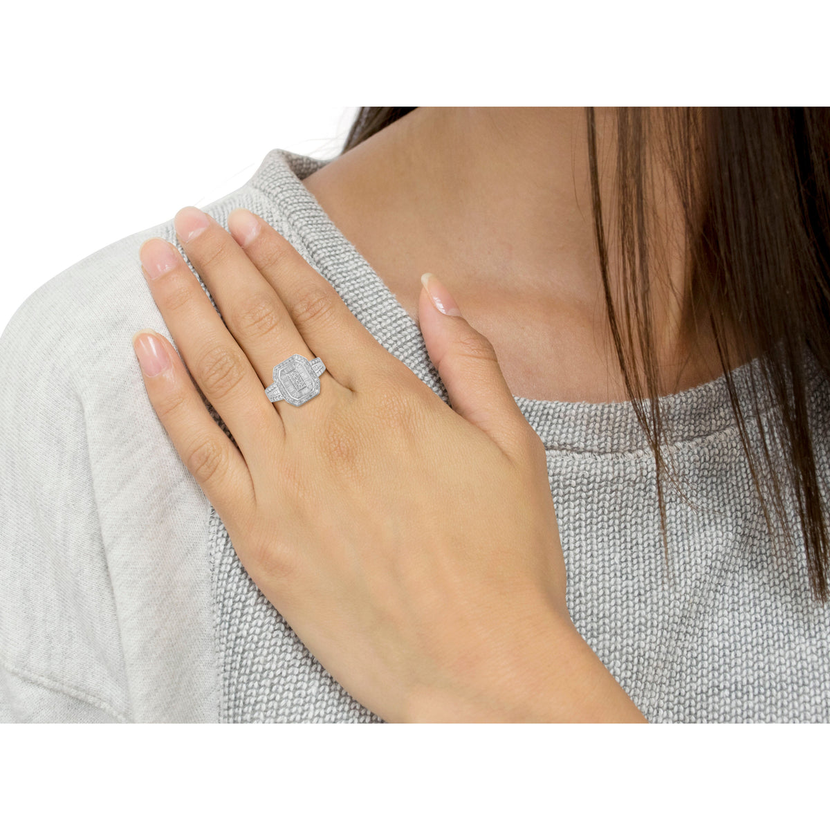 Anillo de plata de ley .925 con diamantes redondos y baguette en engaste catedral (0.75 Cttw, color H-I, claridad I2-I3) - Talla 7