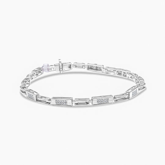 Photo of {{ product.title | truncate: 80, '' | escape }}