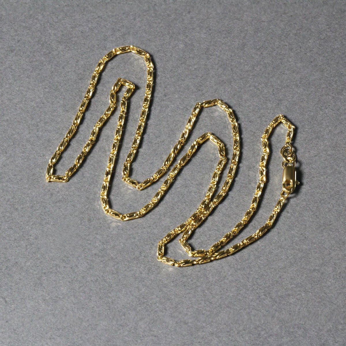 Cadena con colgante de eslabones calados corte diamante en oro amarillo de 14k (1,5 mm)