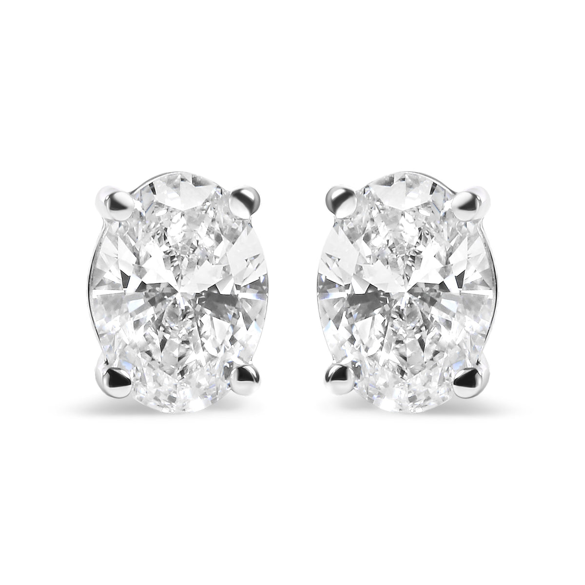 Pendientes solitario de diamante cultivado en laboratorio de oro blanco de 14K con forma ovalada de 3/4 Cttw (color F-G, claridad VS1-VS2)