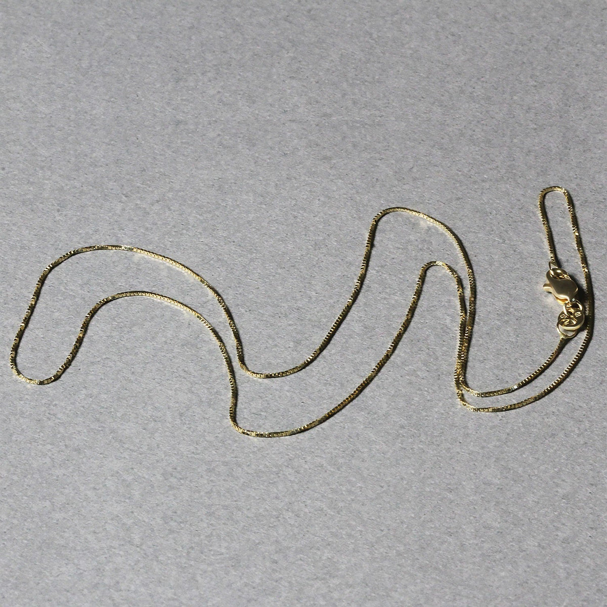 Cadena clásica de oro amarillo de 14k y 0.6mm
