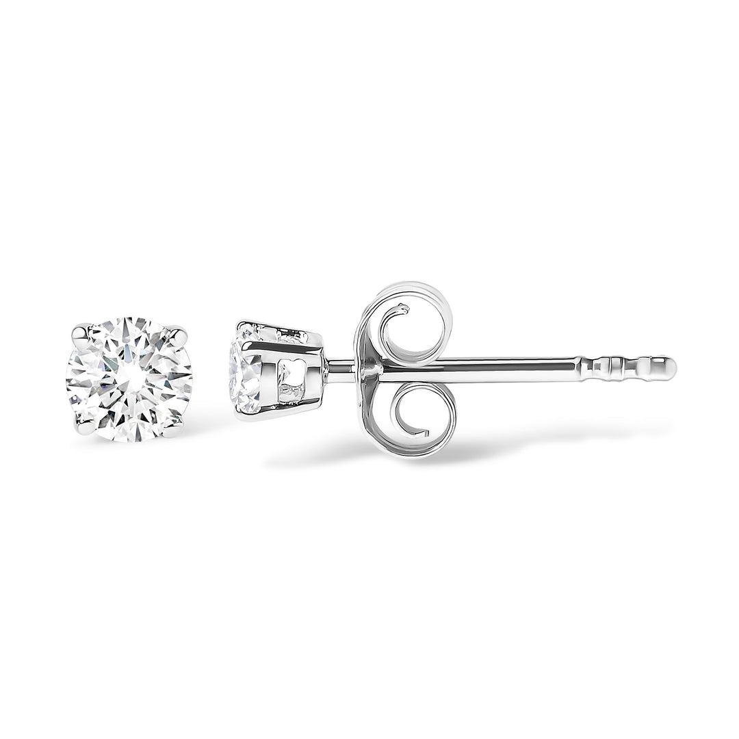 Pendientes de plata de ley .925 con 1/2 quilate total de diamantes cultivados en laboratorio redondos de talla brillante, clásicos de 4 puntas (Color F-G, Claridad VS1-VS2)