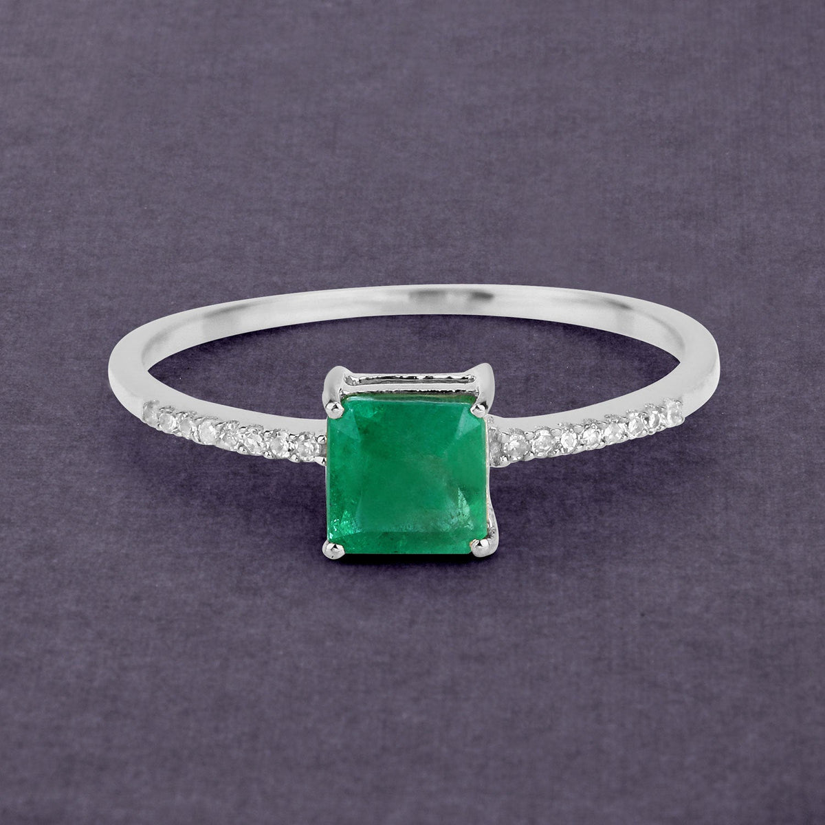 Anillo de oro blanco de 14 quilates con esmeralda zambiana auténtica de 0,64 quilates y diamantes blancos