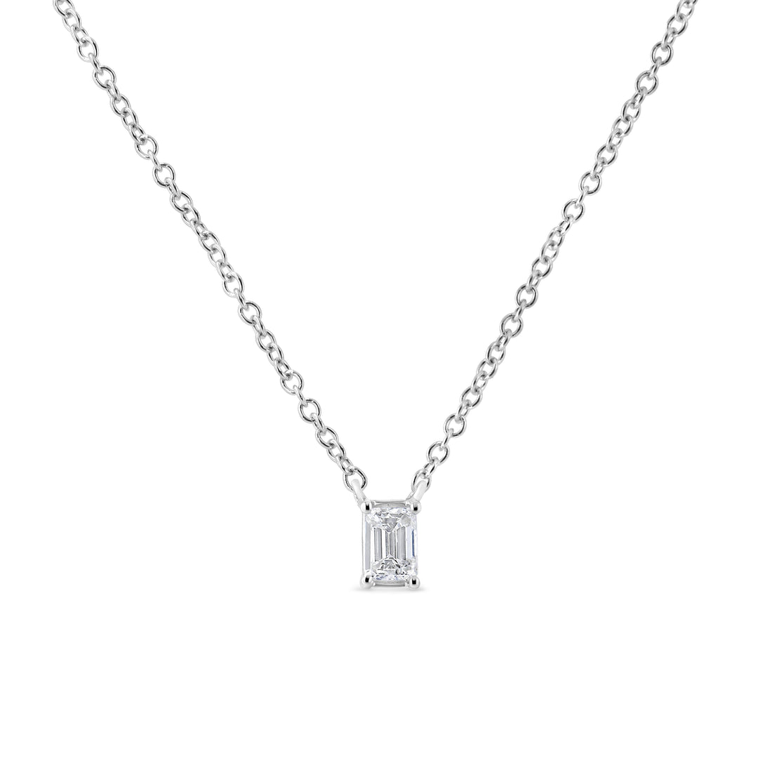 Collar con colgante de oro blanco de 14K con diamante solitario de talla esmeralda de 1/3 Cttw y 18" (color G-H, claridad VS2-SI1)