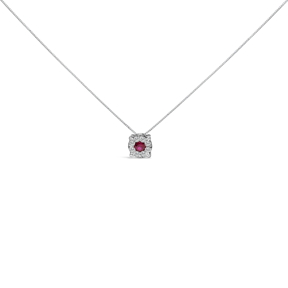 Collar con colgante de halo de oro blanco de 14 quilates con rubí rojo y diamantes de 1/3 Cttw