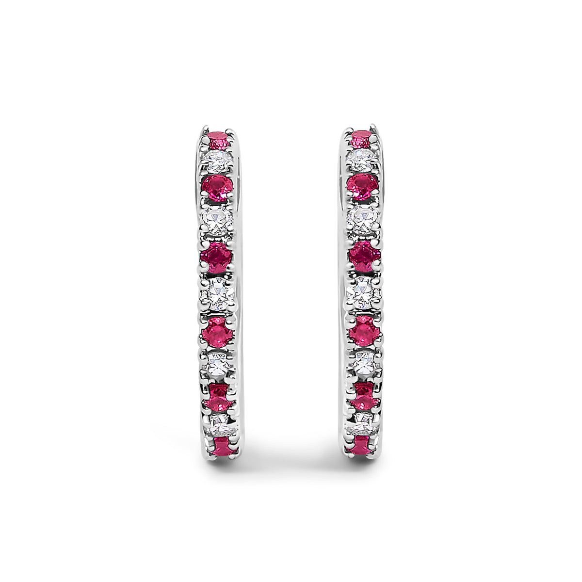 Pendientes de aro tipo huggie de oro blanco de 10K con diamantes y rubíes rojos alternados (Color I-J, Claridad I1-I2)