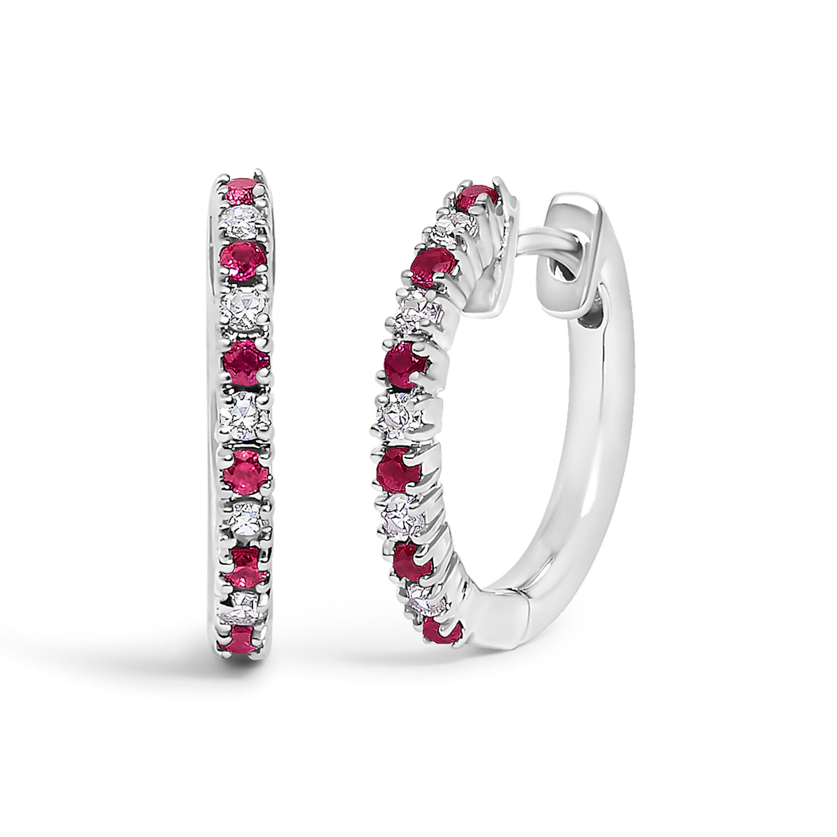 Pendientes de aro tipo huggie de oro blanco de 10K con diamantes y rubíes rojos alternados (Color I-J, Claridad I1-I2)