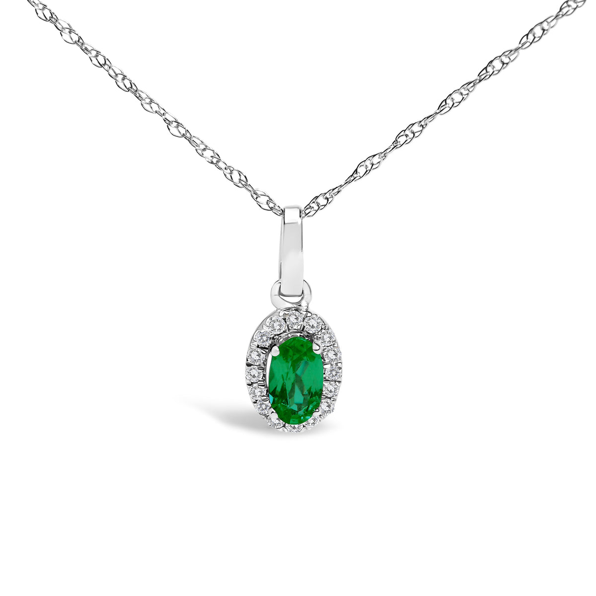 Collar con colgante de oro blanco de 10K, esmeralda verde de 5x3 mm y halo de acento de diamante, forma ovalada de 45,7 cm (color I-J, claridad I1-I2)