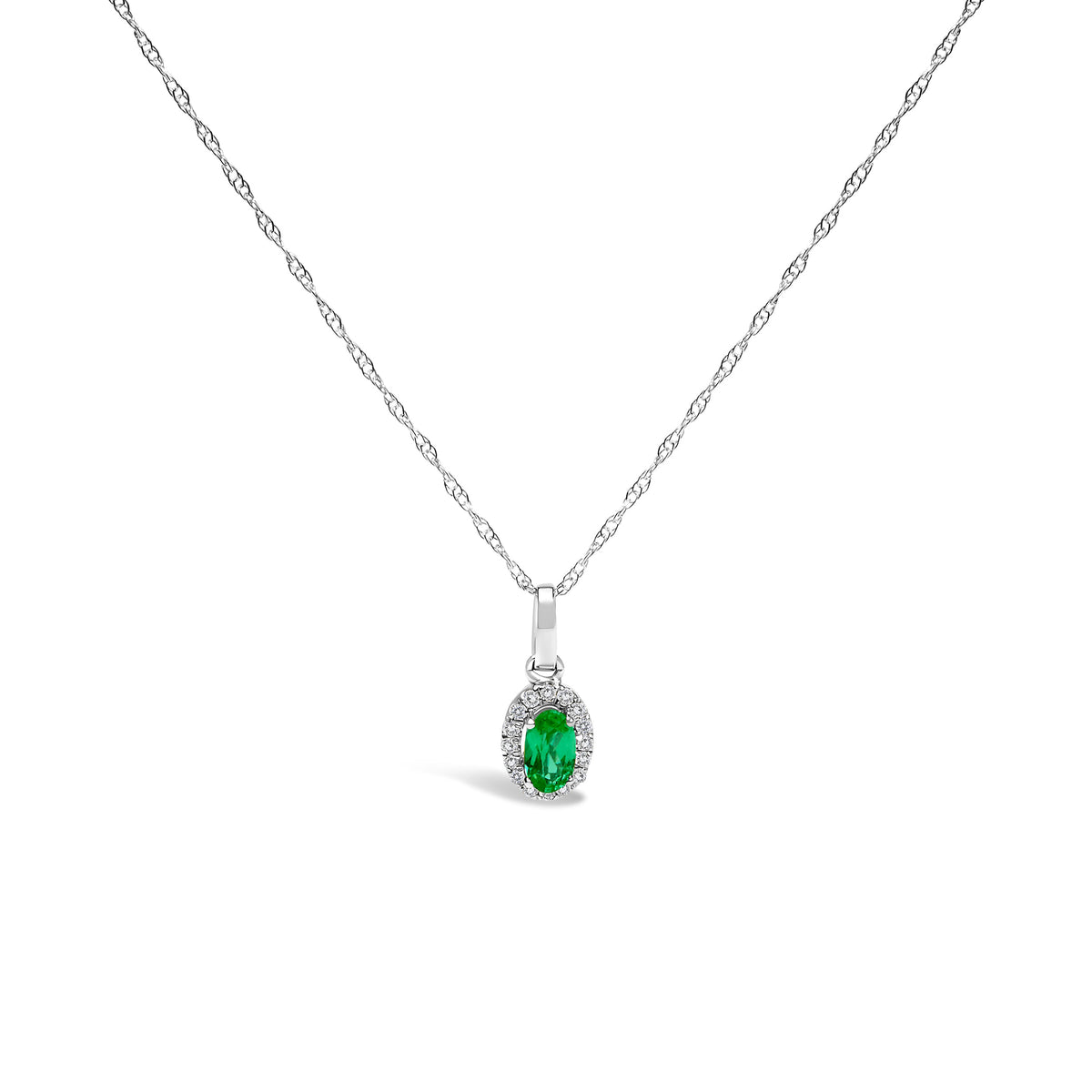 Collar con colgante de oro blanco de 10K, esmeralda verde de 5x3 mm y halo de acento de diamante, forma ovalada de 45,7 cm (color I-J, claridad I1-I2)