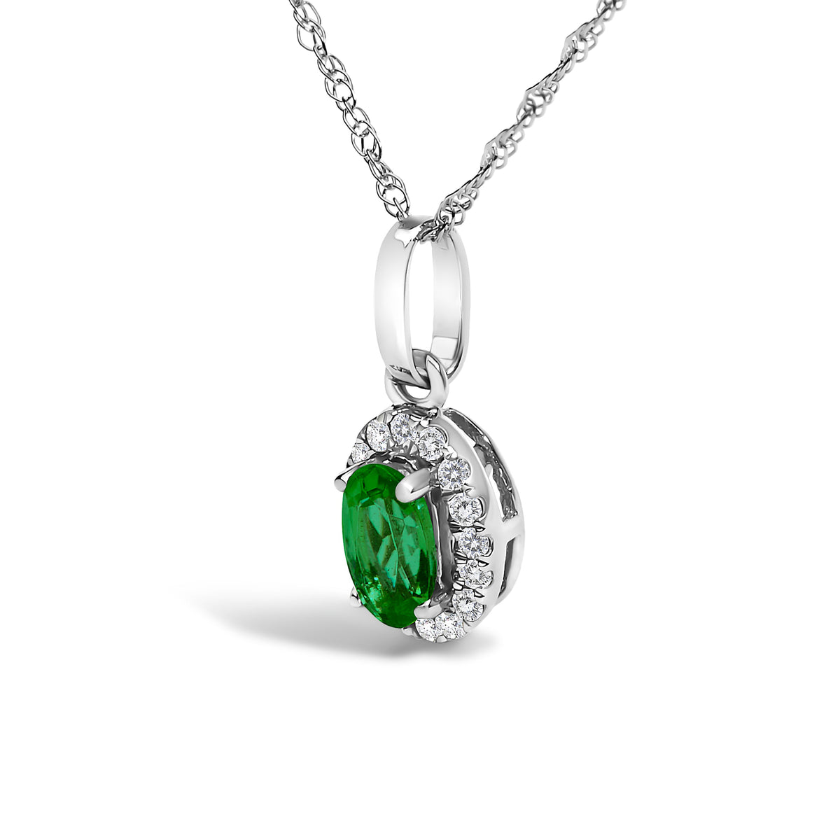Collar con colgante de oro blanco de 10K, esmeralda verde de 5x3 mm y halo de acento de diamante, forma ovalada de 45,7 cm (color I-J, claridad I1-I2)