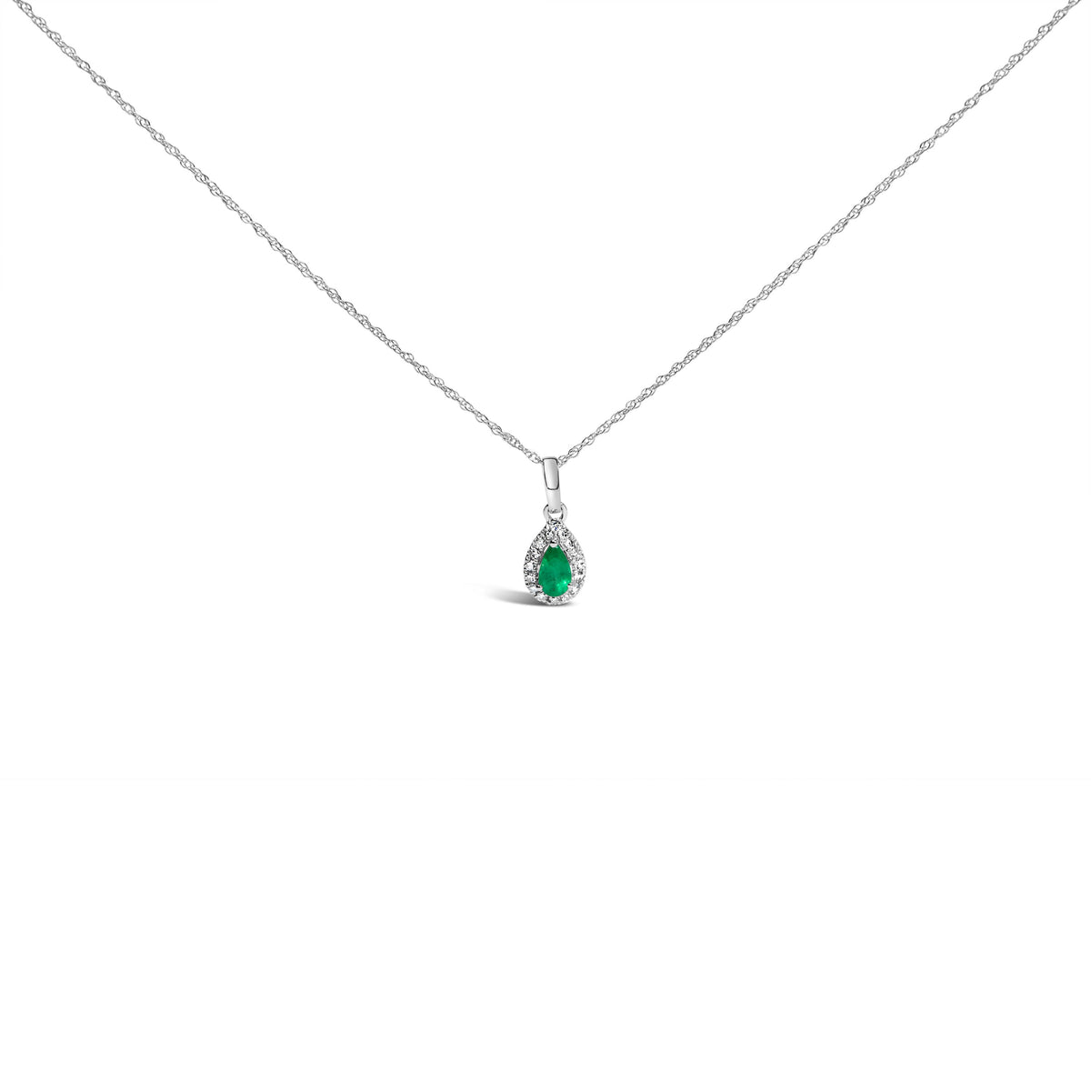 Colgante de oro blanco de 10K con esmeralda verde de 5x3 mm y diamantes en forma de pera, con halo, de 18" (color I-J, claridad I1-I2)