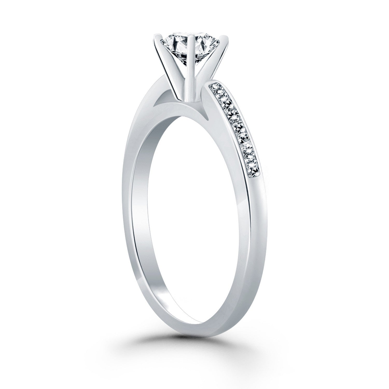 Anillo de compromiso tipo catedral con diamantes y engaste de canal de oro blanco de 14k