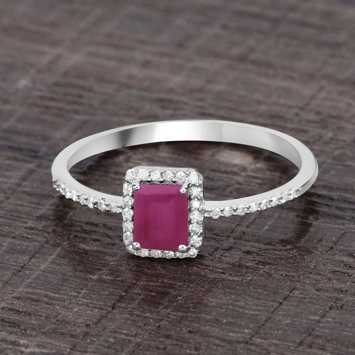 Anillo de oro blanco de 14K con rubí genuino de 0,58 quilates y diamantes blancos