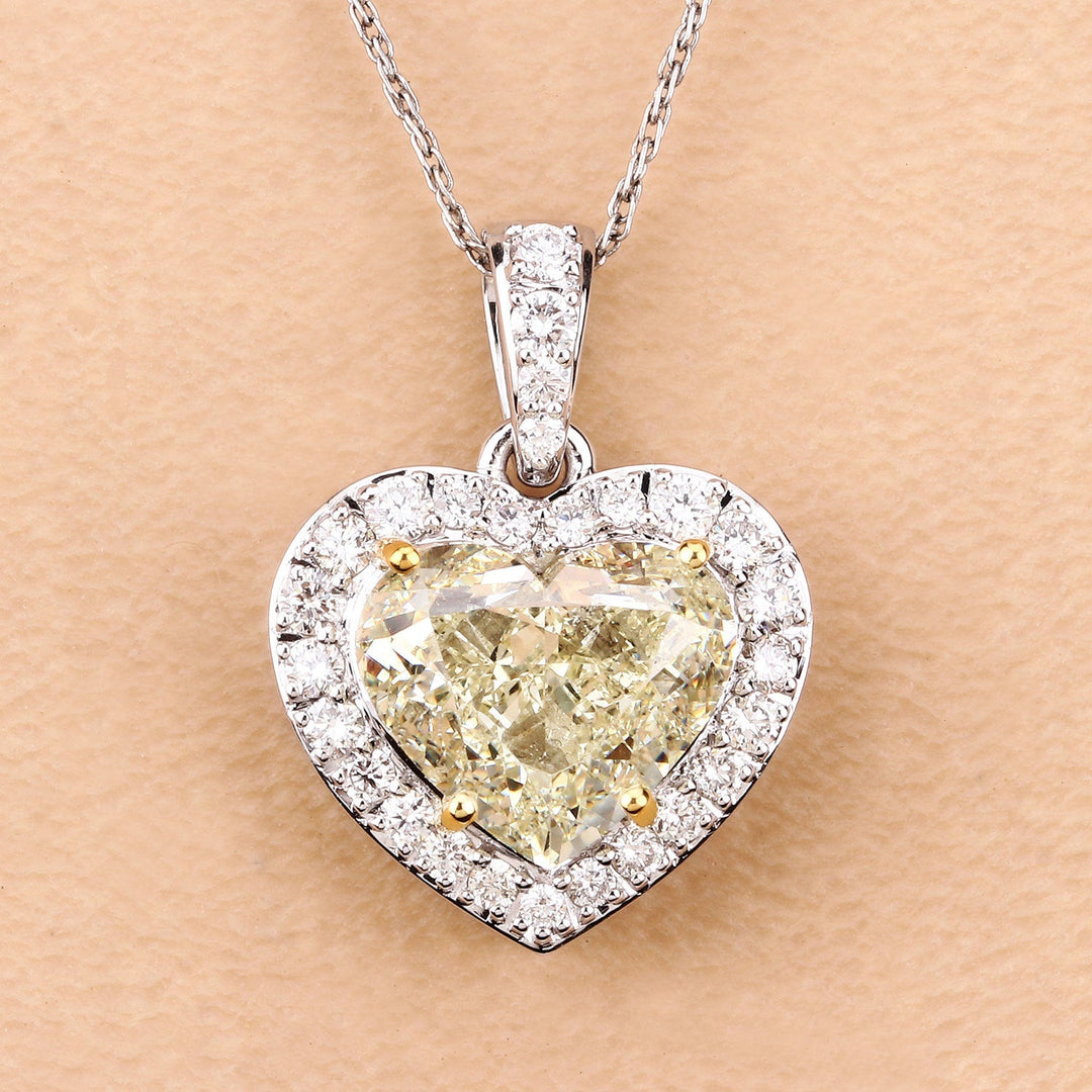 Colgante de oro blanco de 18K con diamante amarillo claro natural de 4.51 quilates certificado por el IGI y diamantes blancos de 0.45cttw (4.96cttw)