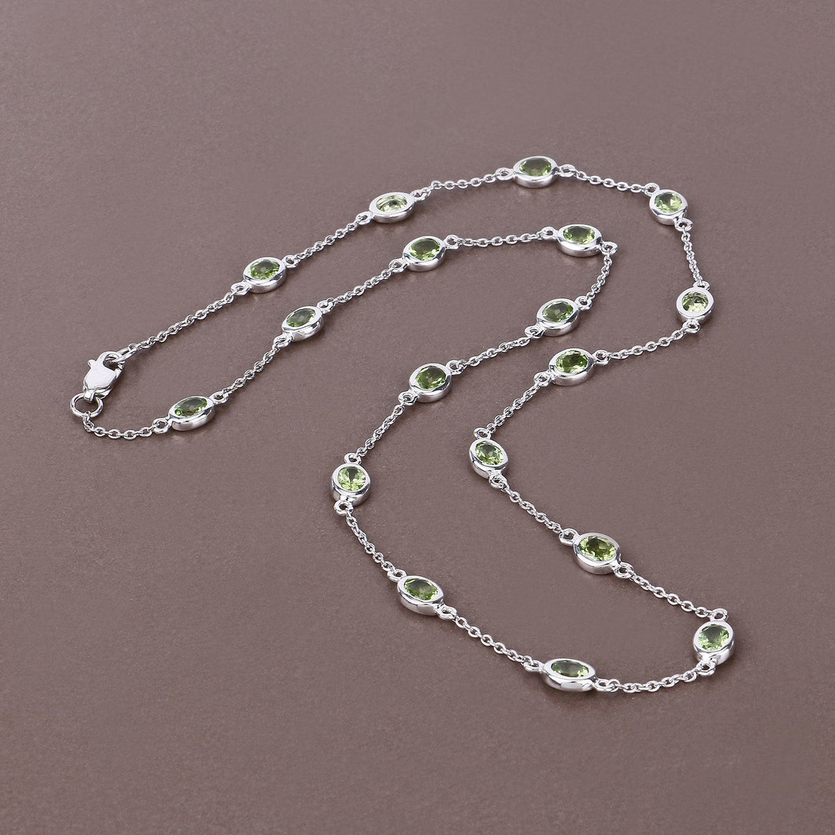 Collar de plata de ley .925 con peridoto auténtico de 6.30 quilates