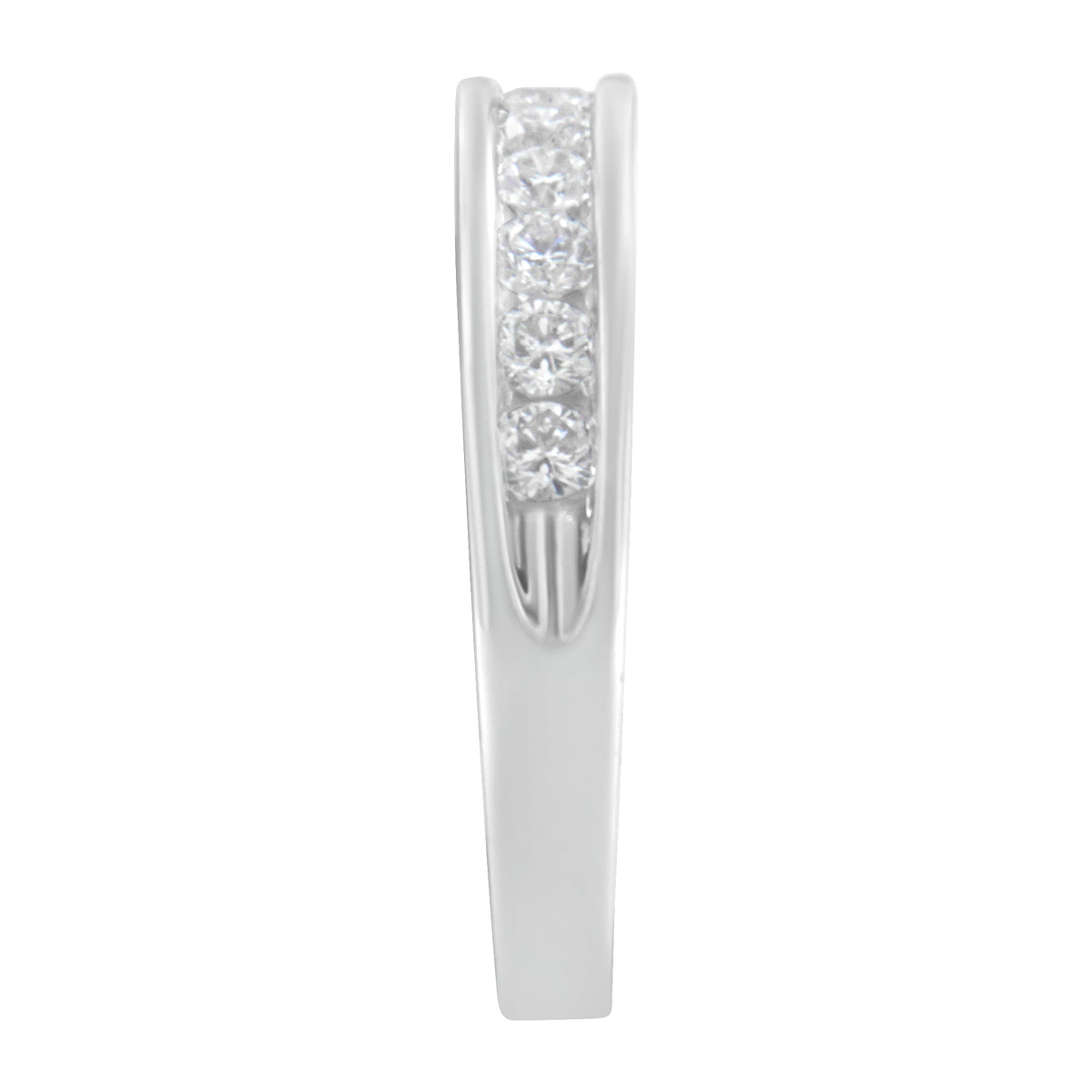 Anillo de banda de oro blanco de 18K con diamante redondo de 1/2 ct. engastado en carril