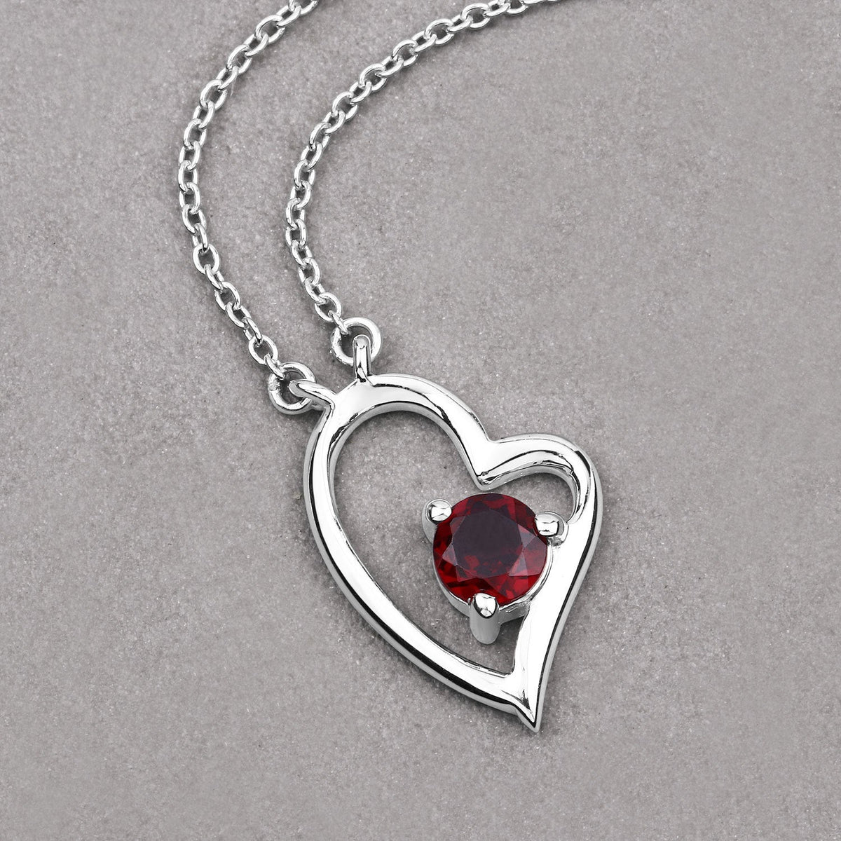 Collar de plata de ley .925 con granate auténtico de 0,60 quilates