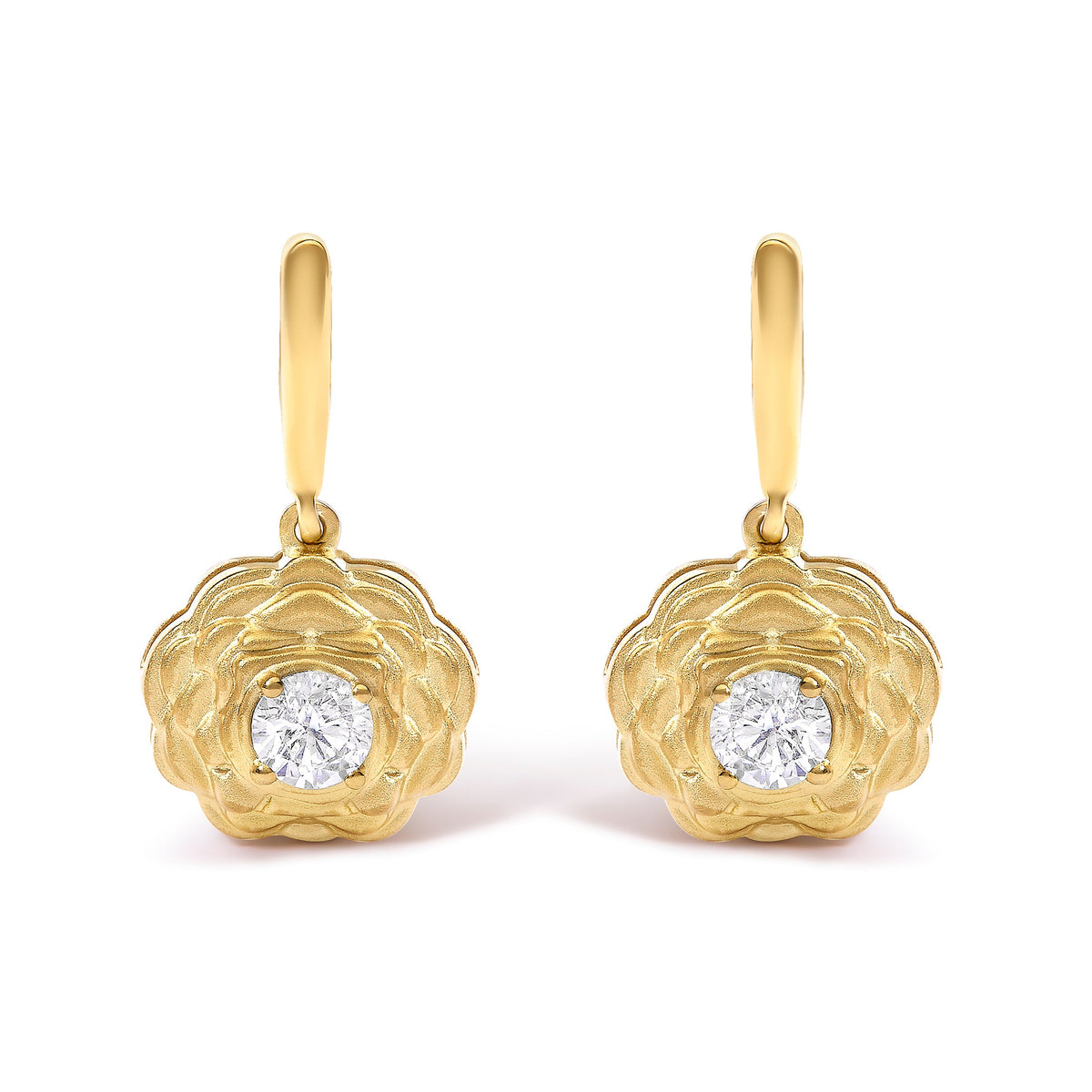 Pendientes colgantes de flor con diamantes cultivados en laboratorio de 5/8 Cttw en plata de ley bañada en oro amarillo de 14K