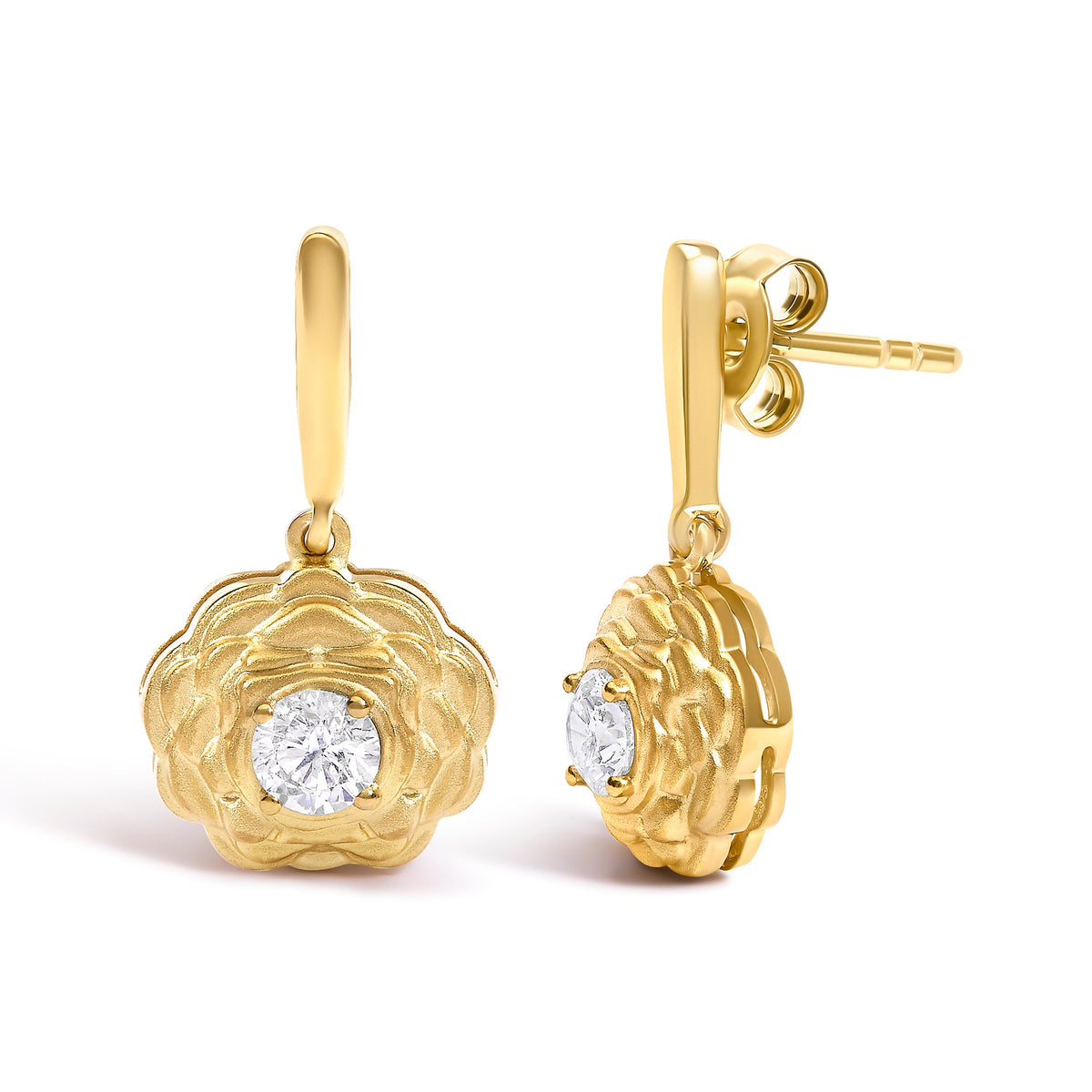 Pendientes colgantes de flor con diamantes cultivados en laboratorio de 5/8 Cttw en plata de ley bañada en oro amarillo de 14K
