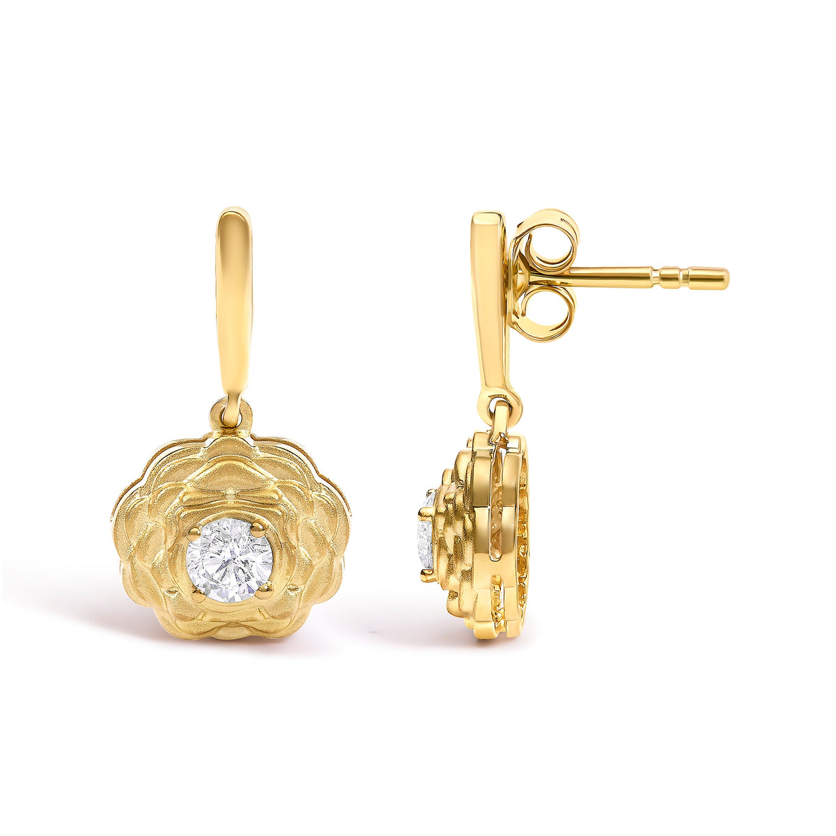Pendientes colgantes de flor con diamantes cultivados en laboratorio de 5/8 Cttw en plata de ley bañada en oro amarillo de 14K